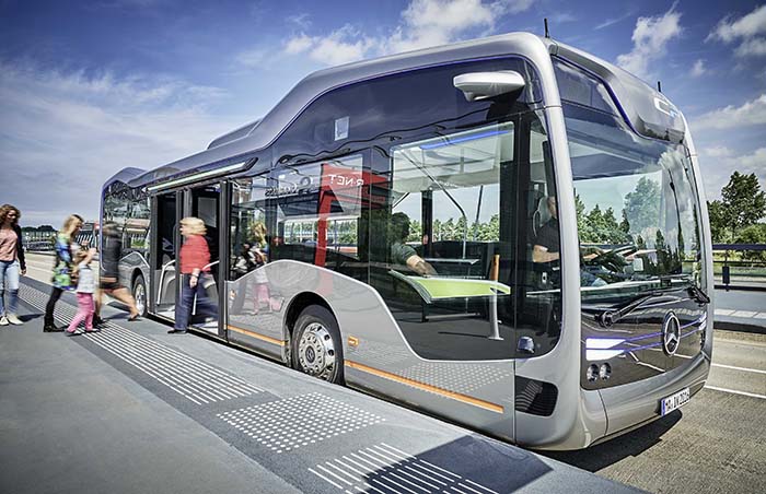 2016 rollt der vollautomatische Future Bus durch Amsterdem, dessen Design Basis fr den neuen eCitaro ist.