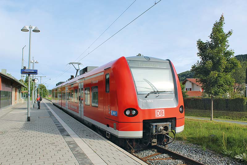 Im Jahr 2017 war der zweiteilige 426 528-6 der DB-Tochter Sdostbayernbahn auf dem Weg nach Traustein.