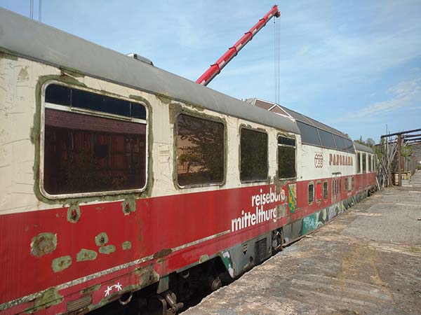 Am 11. Mai 2017 kommt der Trans-Europ-Express-Panoramawagen 10555 in ziemlich desolatem Zustand im bayerischen Coburg an.